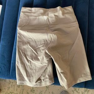 TNA biker shorts taupe